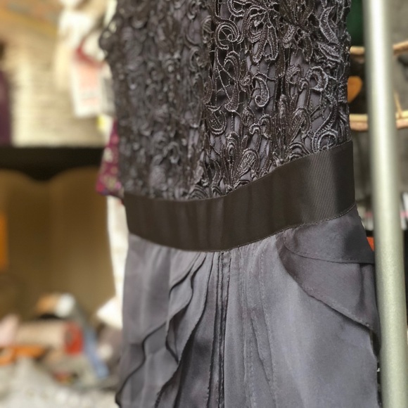 Cap sleeve lace and flutter gown - Picture 6 of 7